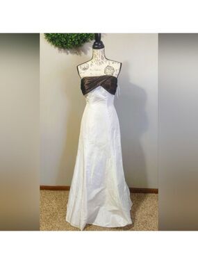 Belsoie Elegant White and Brown Strapless Dress 4/2 (Street)